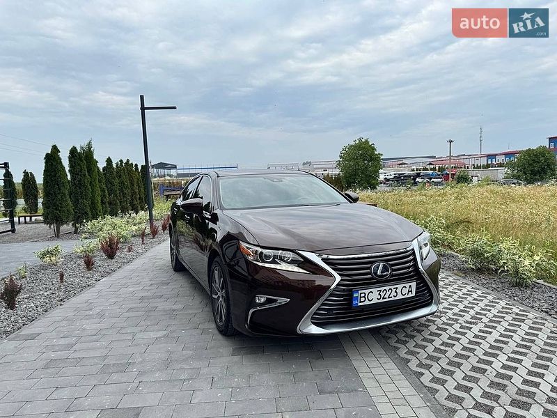 Седан Lexus ES 2015 в Львове