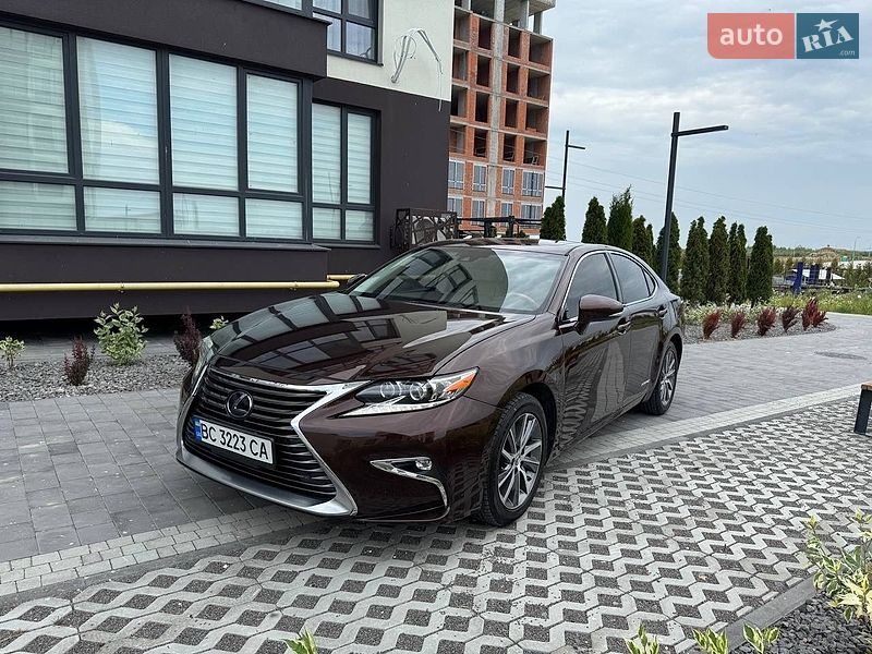 Седан Lexus ES 2015 в Львове