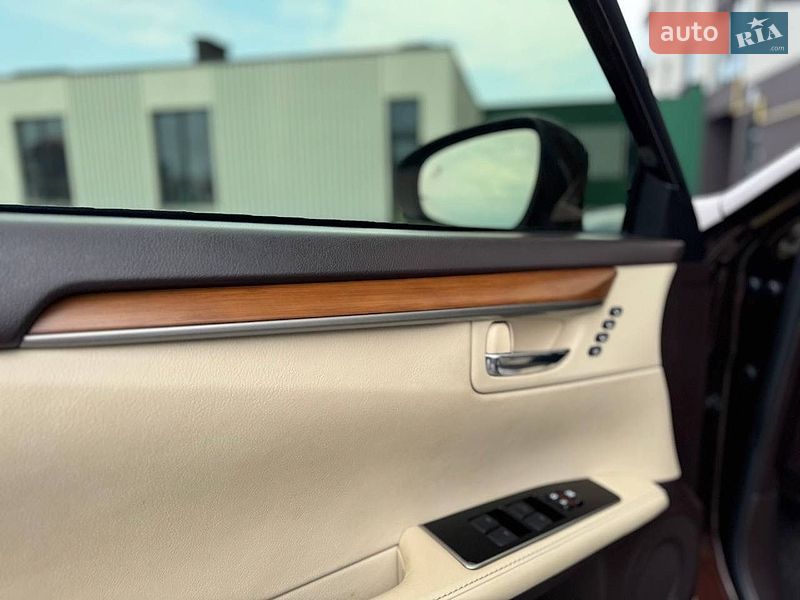 Седан Lexus ES 2015 в Львове