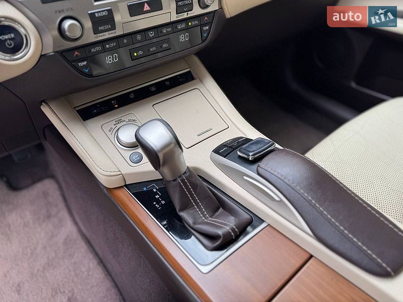 Седан Lexus ES 2015 в Львове
