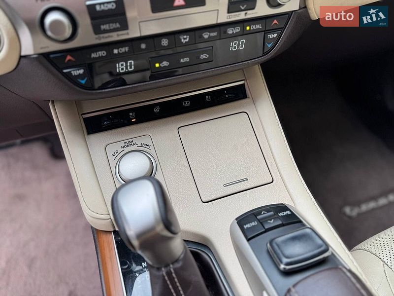 Седан Lexus ES 2015 в Львове