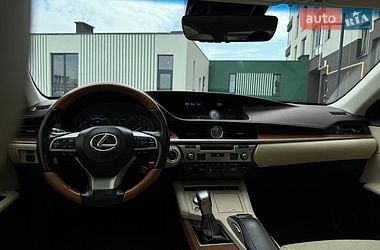 Седан Lexus ES 2015 в Львове