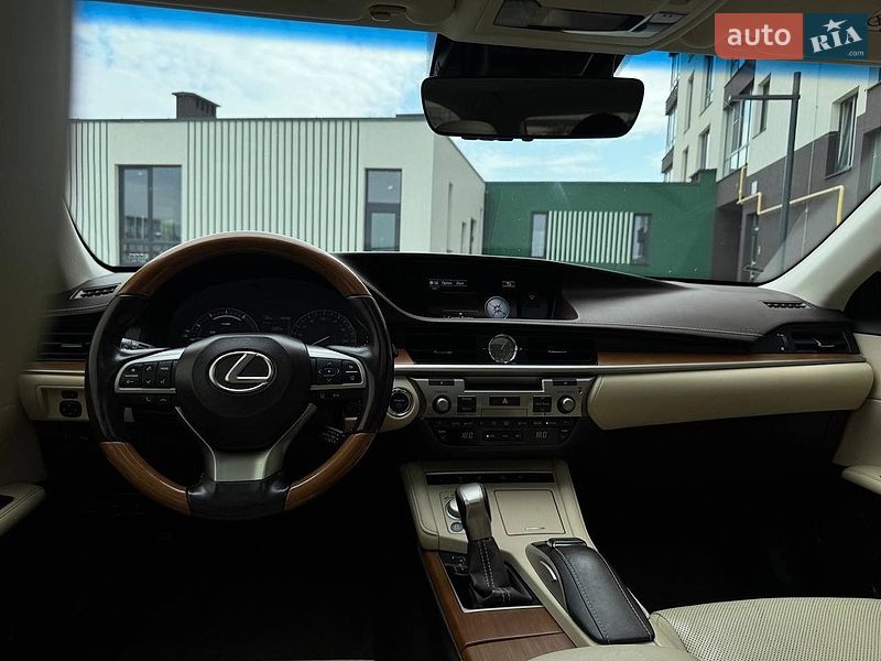 Седан Lexus ES 2015 в Львове