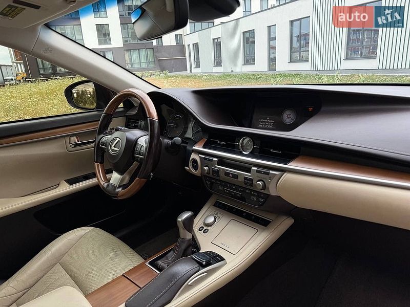 Седан Lexus ES 2015 в Львове