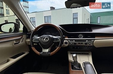 Седан Lexus ES 2015 в Львове