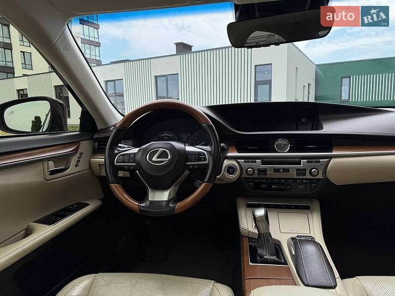 Седан Lexus ES 2015 в Львове