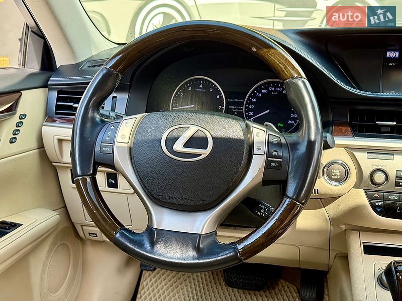 Седан Lexus ES 2013 в Харкові