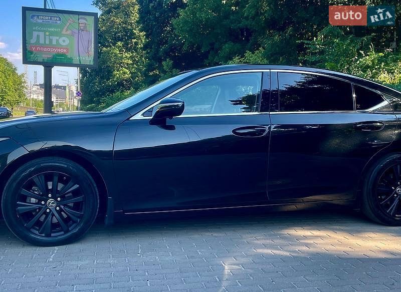 Седан Lexus ES 2019 в Киеве