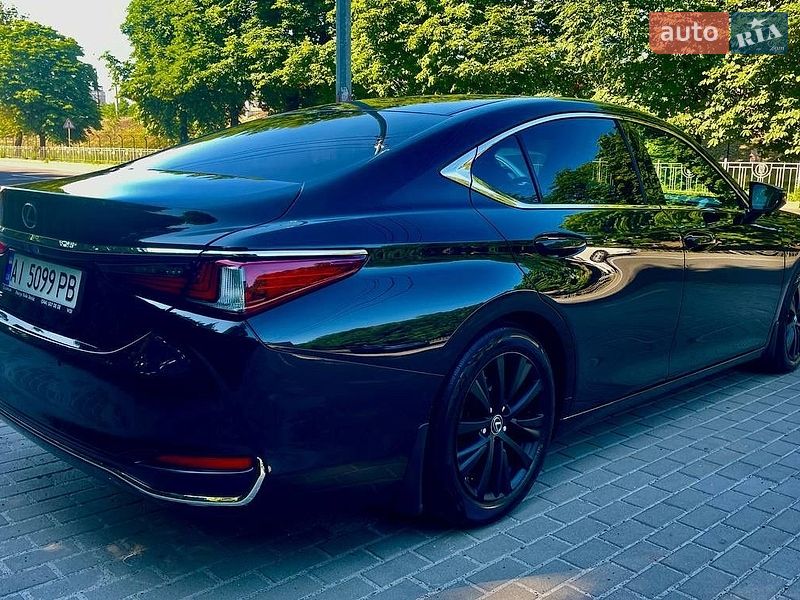 Седан Lexus ES 2019 в Киеве