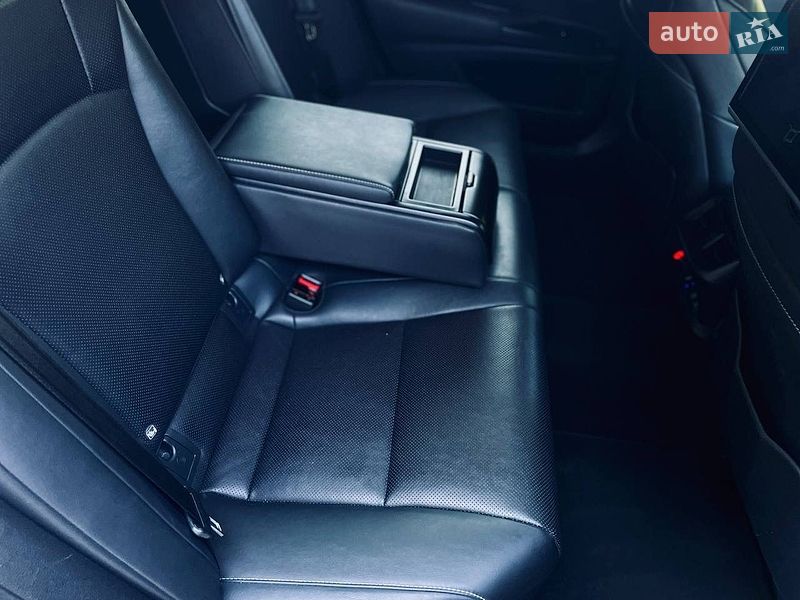 Седан Lexus ES 2019 в Киеве