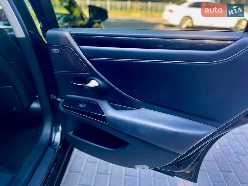 Седан Lexus ES 2019 в Киеве