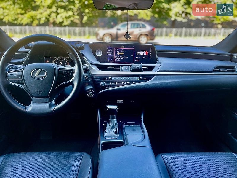 Седан Lexus ES 2019 в Киеве