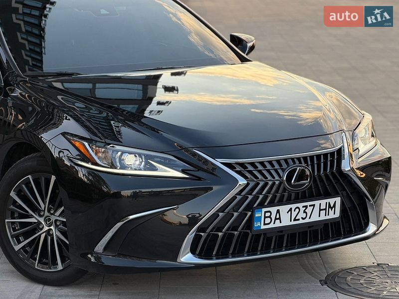 Седан Lexus ES 2023 в Кропивницком