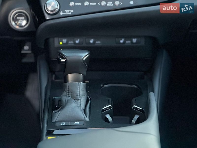 Седан Lexus ES 2023 в Кропивницком