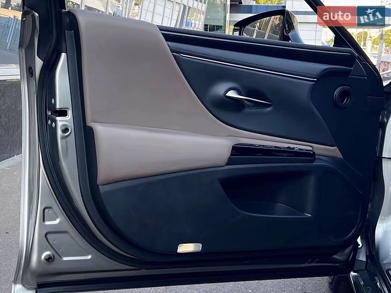 Седан Lexus ES 2023 в Киеве