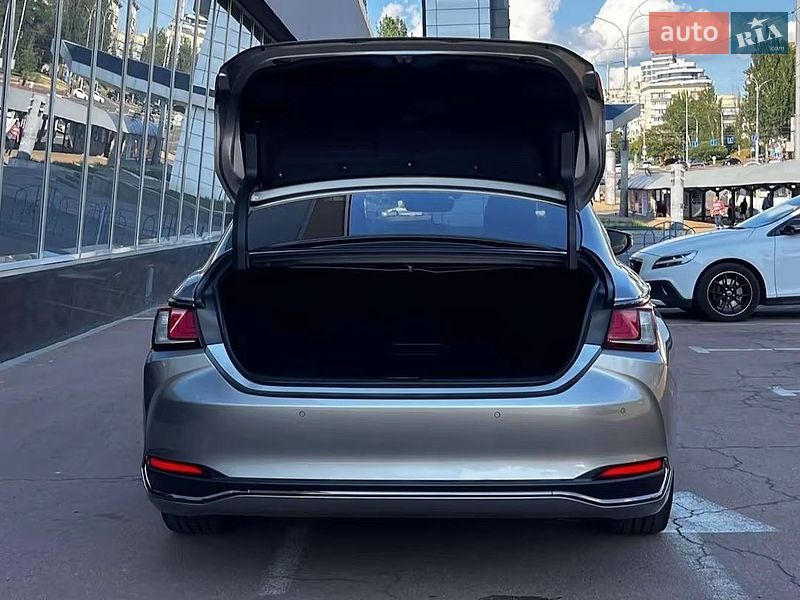 Седан Lexus ES 2023 в Киеве