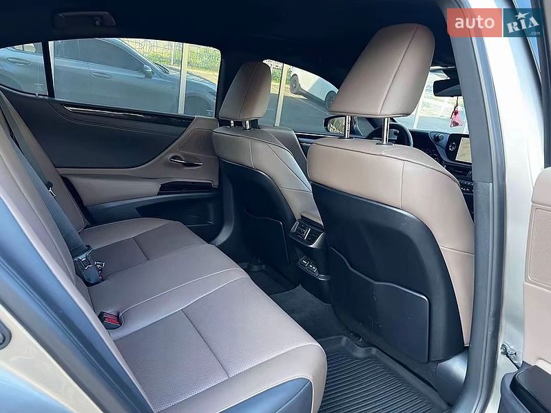 Седан Lexus ES 2023 в Киеве