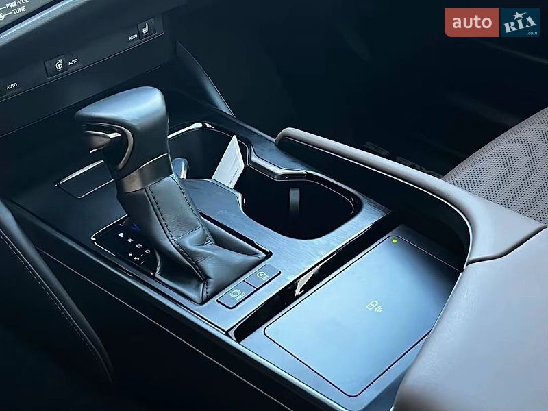 Седан Lexus ES 2023 в Киеве