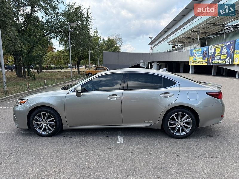 Седан Lexus ES 2016 в Киеве