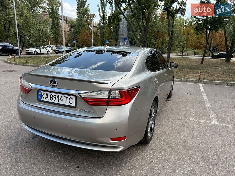 Седан Lexus ES 2016 в Киеве
