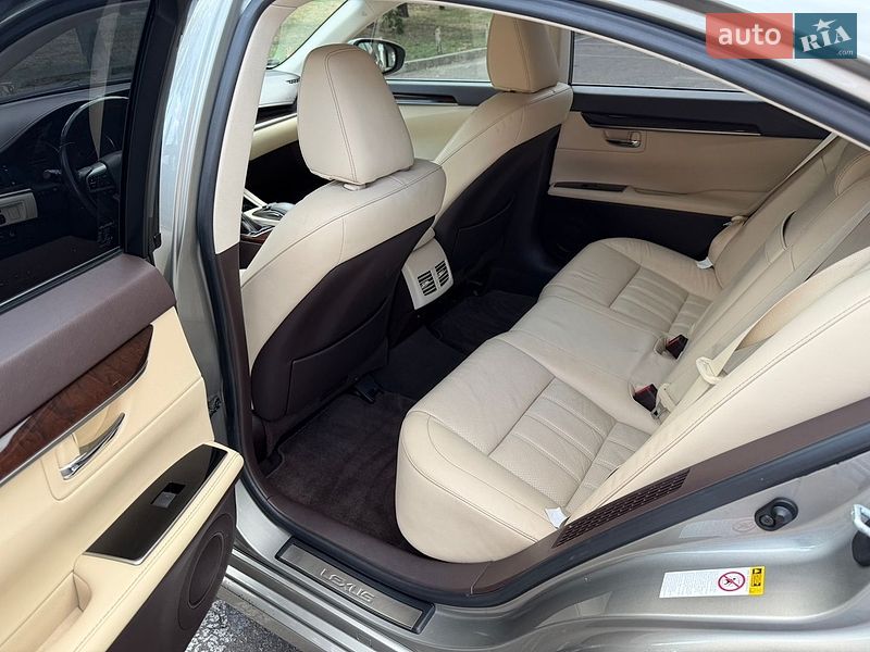 Седан Lexus ES 2016 в Киеве