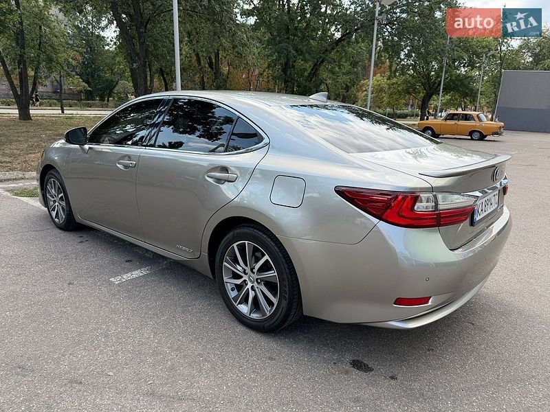 Седан Lexus ES 2016 в Киеве