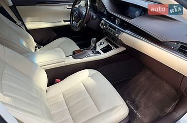 Седан Lexus ES 2016 в Киеве