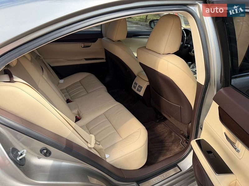 Седан Lexus ES 2016 в Киеве