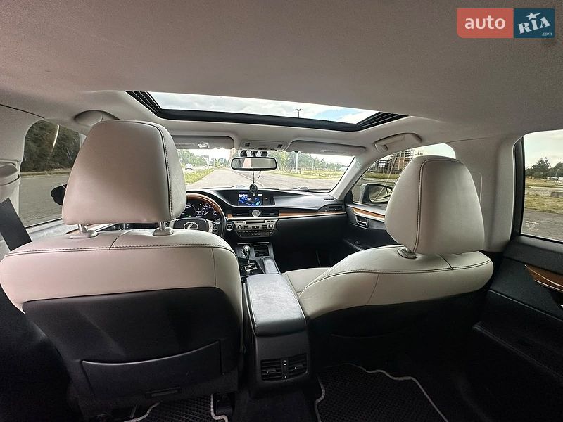 Седан Lexus ES 2014 в Львові