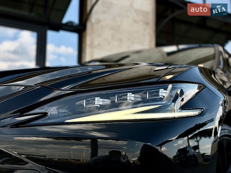 Седан Lexus ES 2023 в Львові