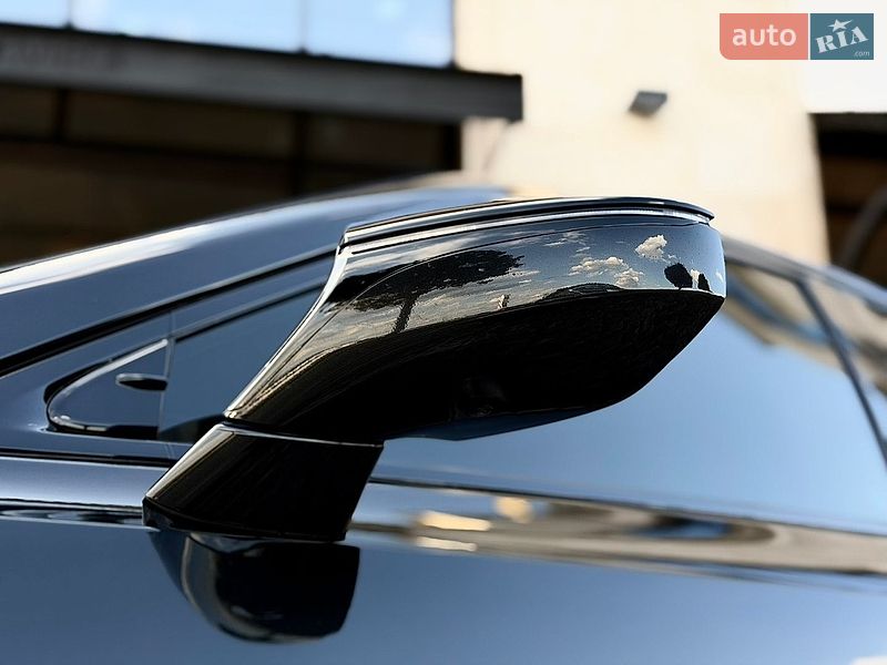 Седан Lexus ES 2023 в Львові