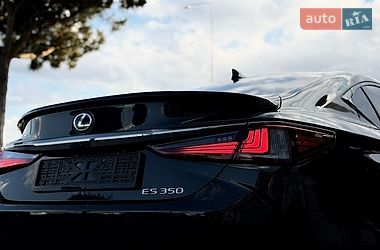 Седан Lexus ES 2023 в Львові