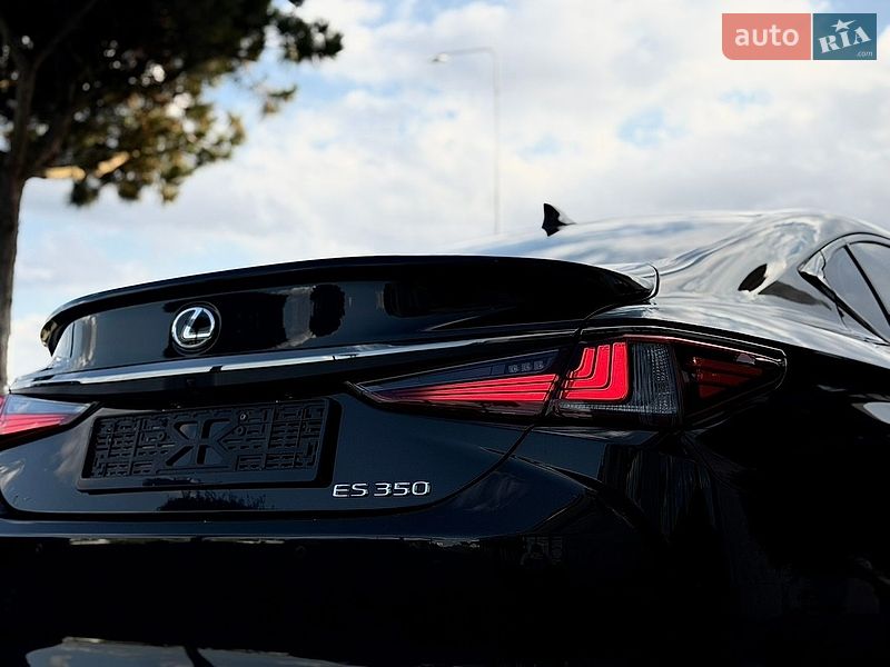 Седан Lexus ES 2023 в Львові