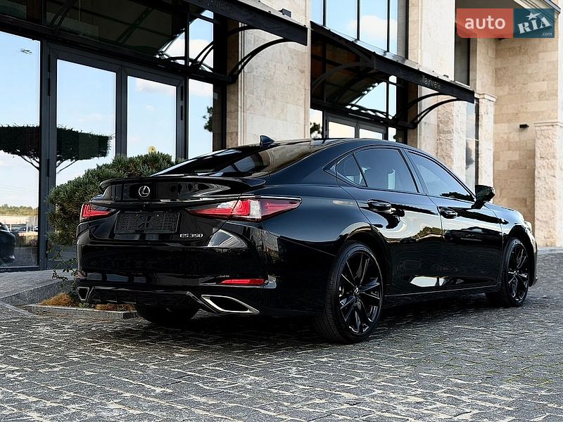 Седан Lexus ES 2023 в Львові
