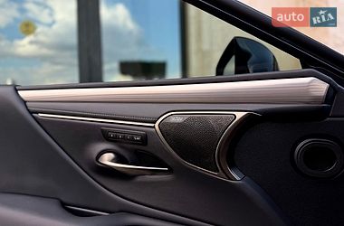 Седан Lexus ES 2023 в Львові