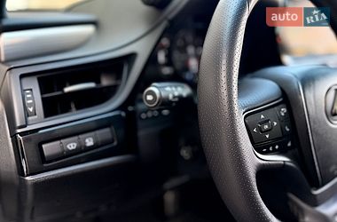 Седан Lexus ES 2023 в Львові