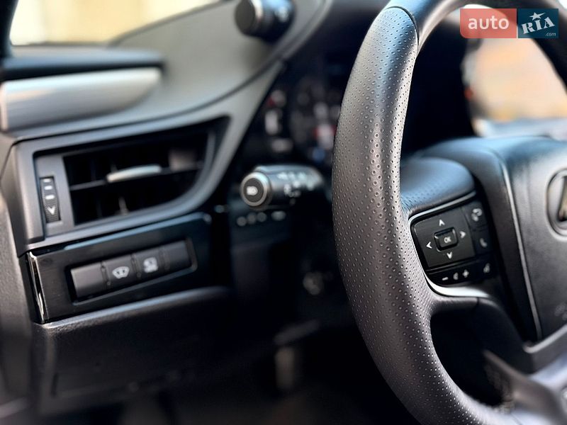 Седан Lexus ES 2023 в Львові