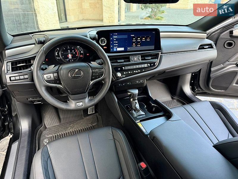 Седан Lexus ES 2023 в Львові