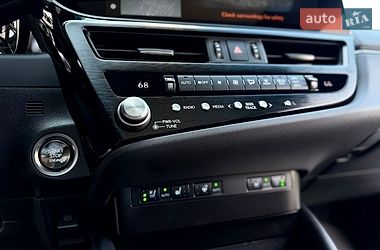 Седан Lexus ES 2023 в Львові