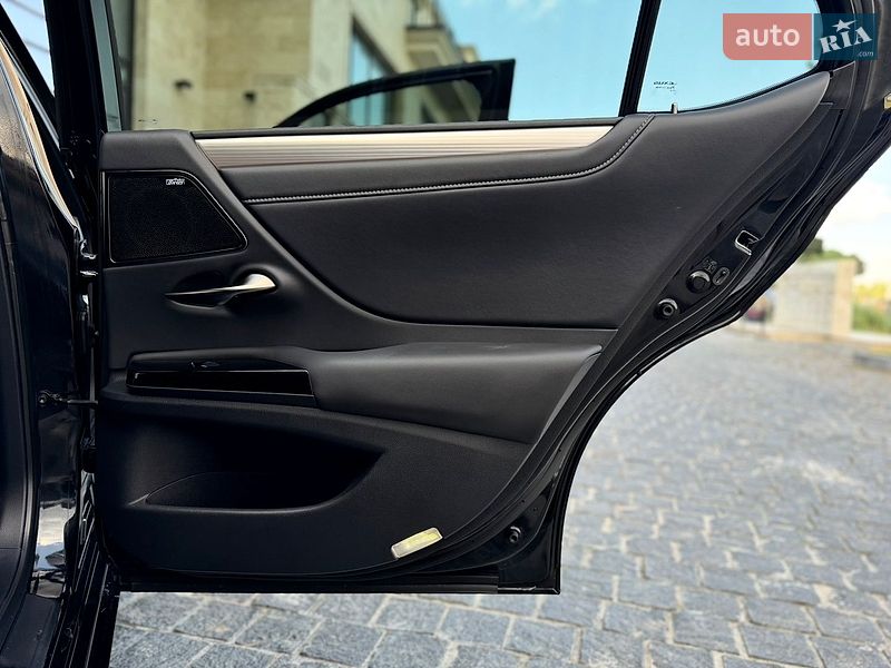 Седан Lexus ES 2023 в Львові