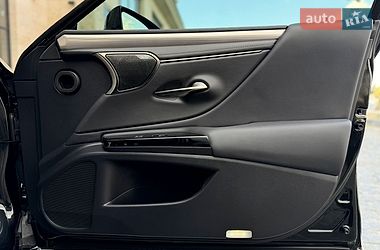 Седан Lexus ES 2023 в Львові