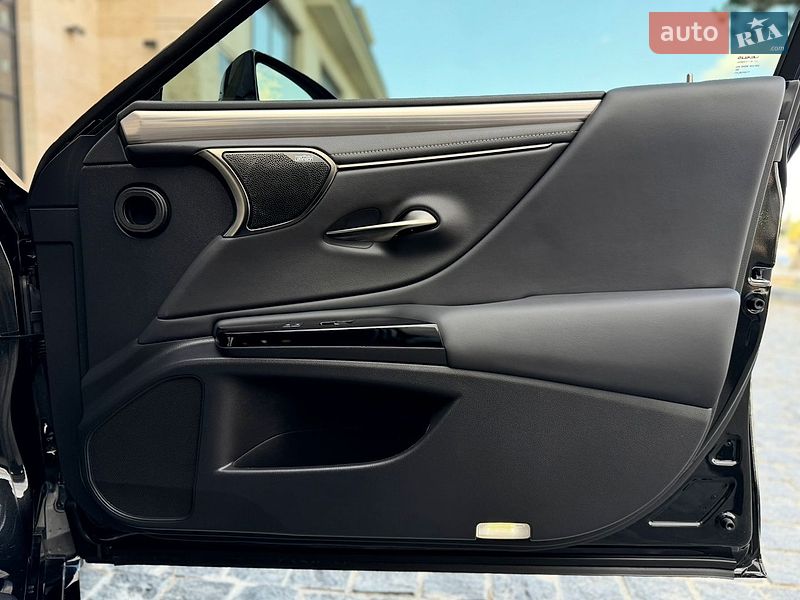 Седан Lexus ES 2023 в Львові