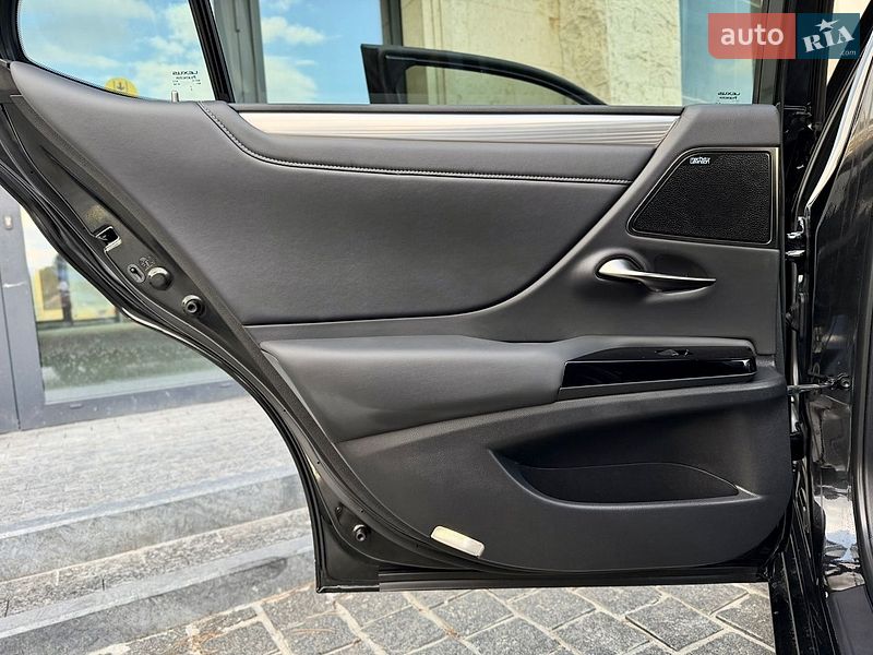 Седан Lexus ES 2023 в Львові
