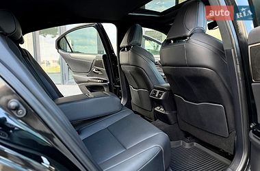 Седан Lexus ES 2023 в Львові
