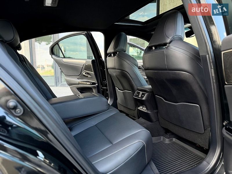 Седан Lexus ES 2023 в Львові