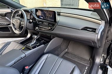 Седан Lexus ES 2023 в Львові