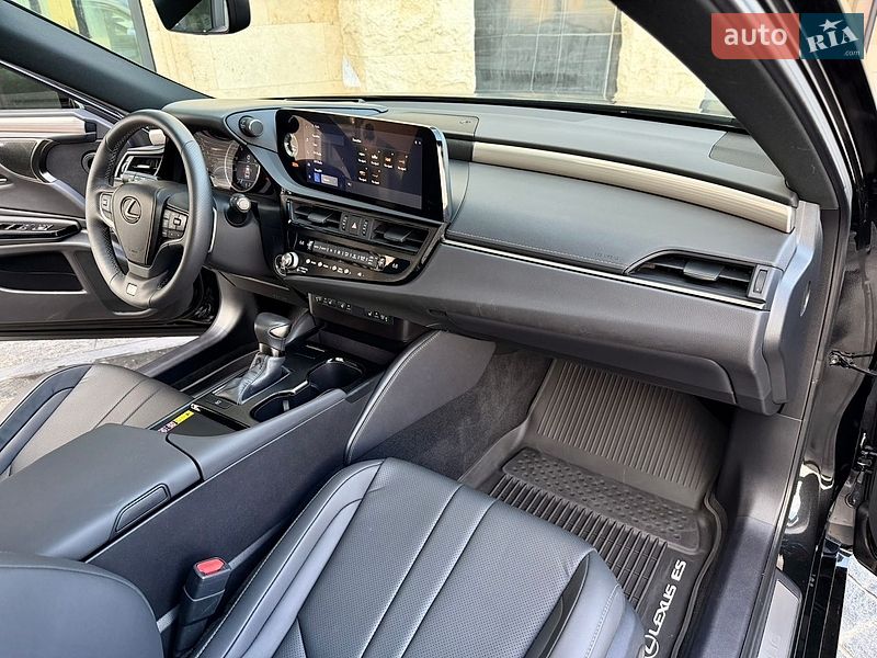 Седан Lexus ES 2023 в Львові
