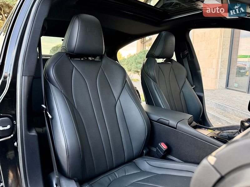 Седан Lexus ES 2023 в Львові