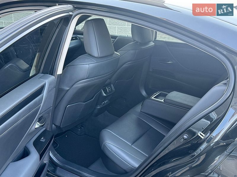 Седан Lexus ES 2022 в Дніпрі