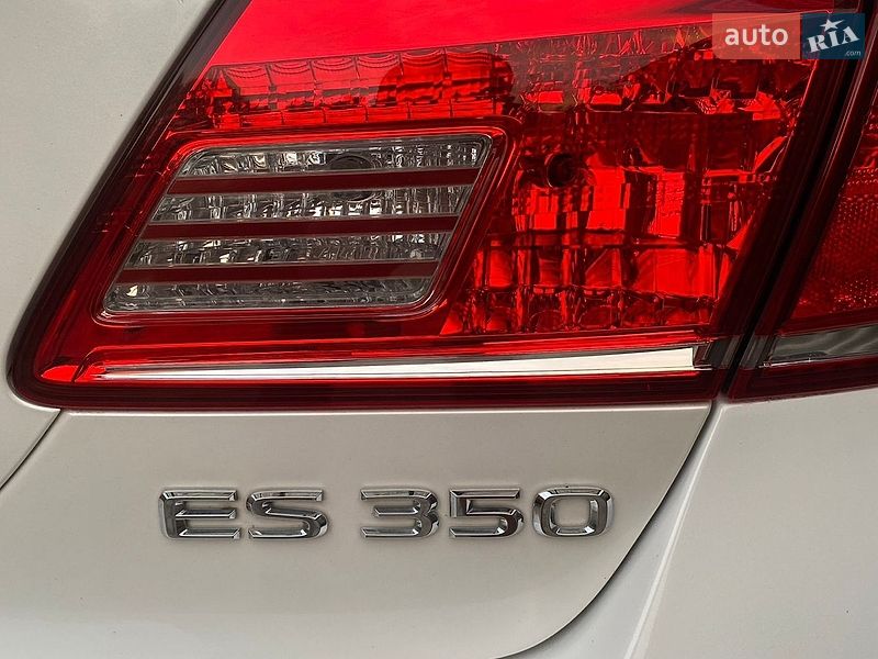 Седан Lexus ES 2012 в Южном